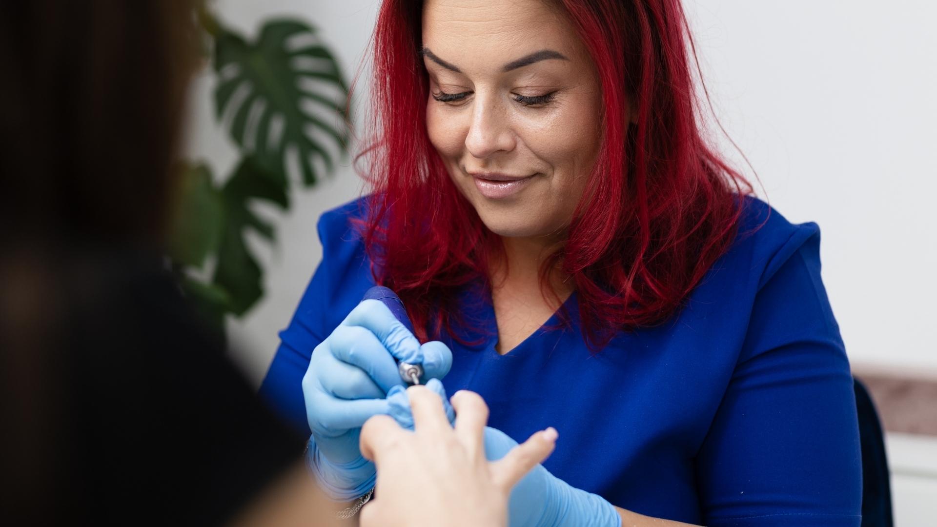Szkolenie Pro Nails Expert – Manicure hybrydowy kombinowany, przedłużanie paznokci metodą żelową, pedicure hybrydowy