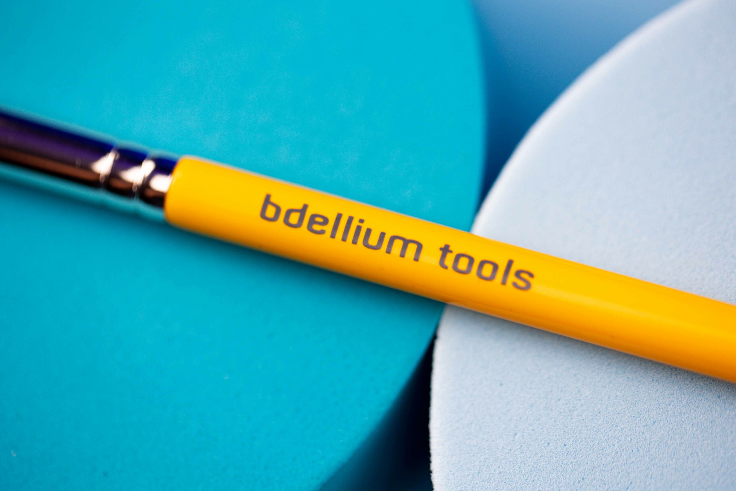 Pędzelek do brwi – Bdellium Tools 714 – kolor: klasyczny żółty